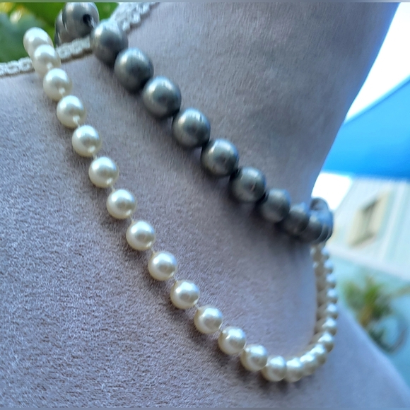 Vintage Faux Pearl Necklace (with free necklace) - Picture 3 of 9